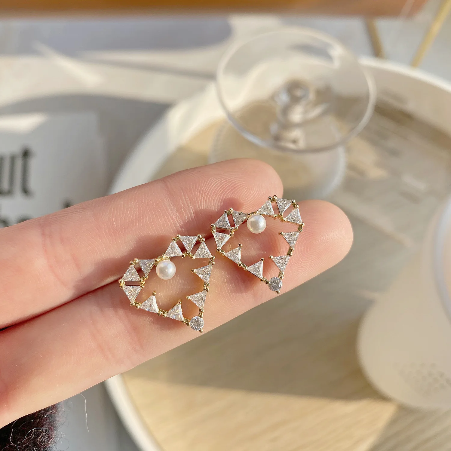14K Real Gold Zircon Sparkling Temperament Pearl Love Elegant Temperament Stud Earrings for Women Cubic Zircon ZC Earrings
14K Real Gold Zircon Sparkling Temperament Pearl Love Elegant Temperament Stud Earrings for Women Cubic Zircon ZC Earrings