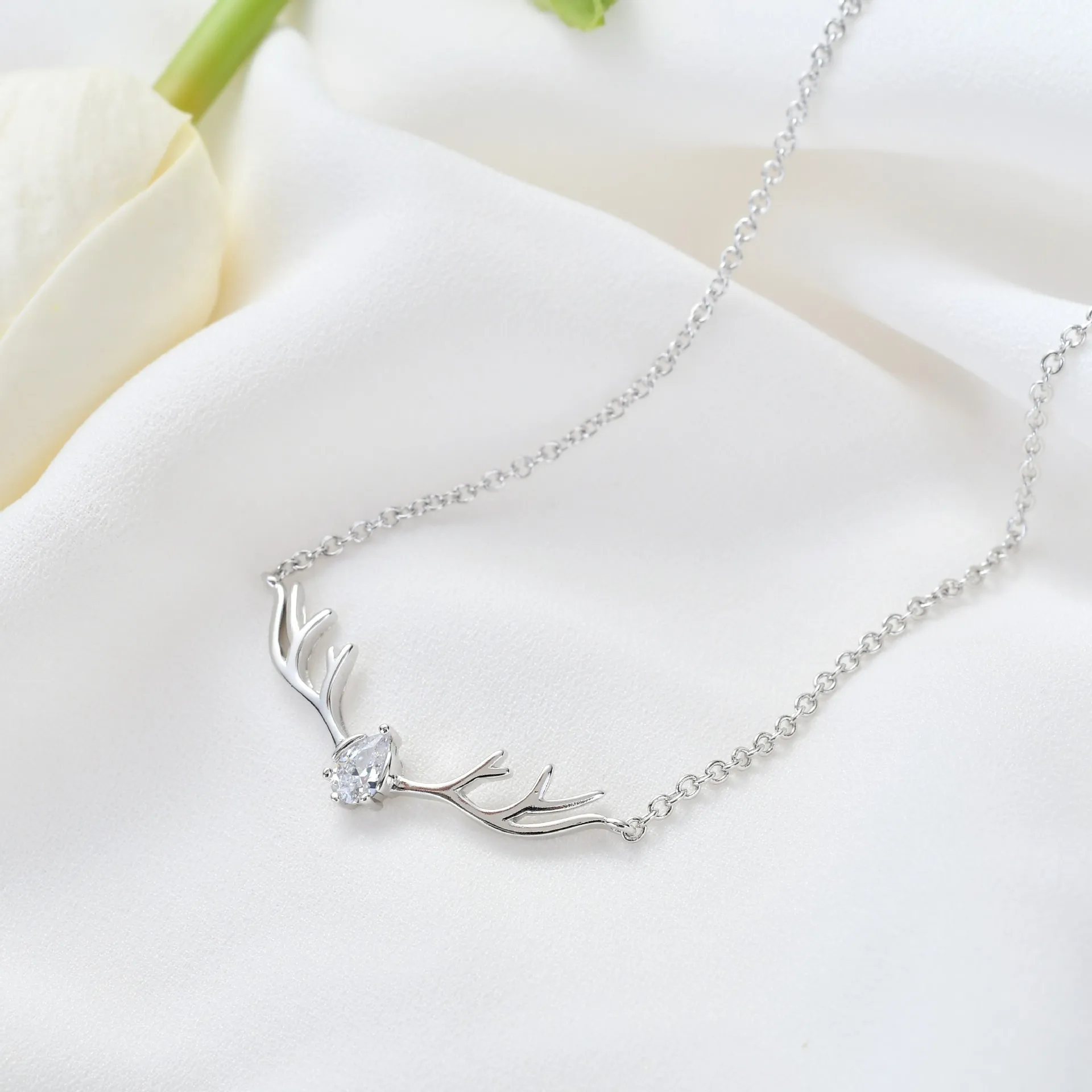 Romantic Platinum plating Necklace Topaz Inlay Deer Charm Necklace Women Girls Antler Horn Animal Collier Christmas Jewelry 
Romantic Platinum plating Necklace Topaz Inlay Deer Charm Necklace Women Girls Antler Horn Animal Collier Christmas Jewelry