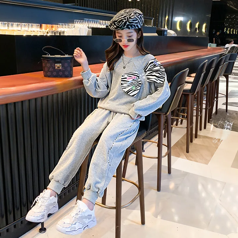 Осенний повседневный наряд, Детский Повседневный простой спортивный костюм, женский полосатый костюм с бантом и спортивные брюки, комплект... 
Осенний повседневный наряд, Детский Повседневный простой спортивный костюм, женский полосатый костюм с бантом и спортивные брюки, комплект...