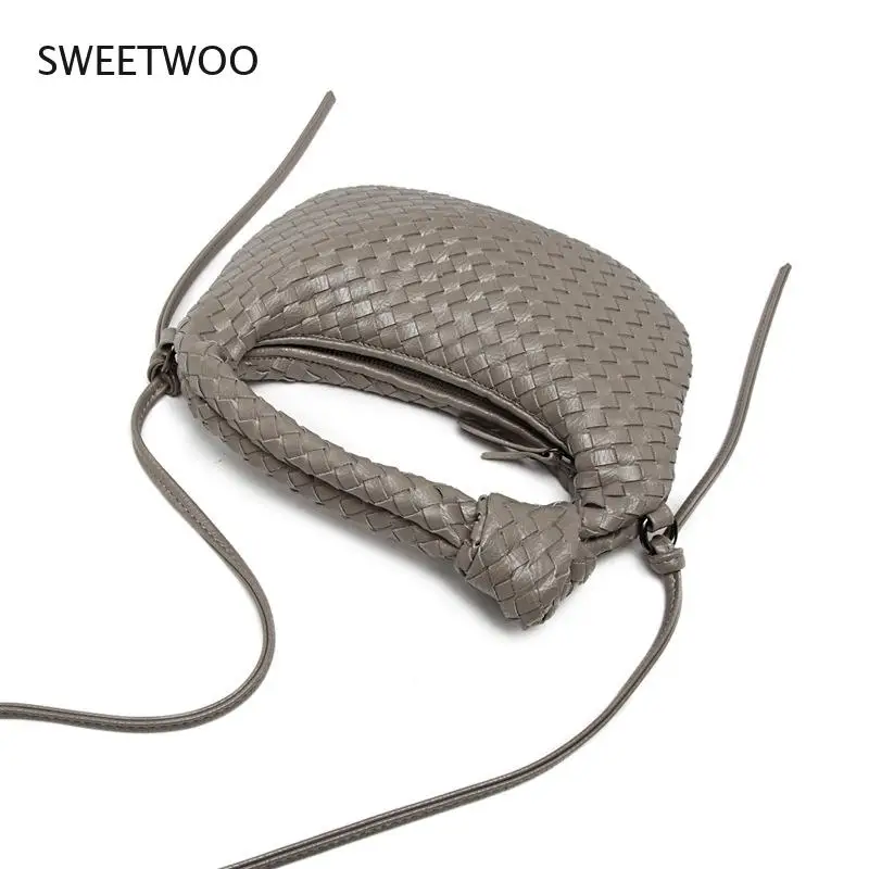 Women's 2021 Shoulder Slung Armpit Bags Woven Knotted Joker Underarm Bag Fashion Personality Handbag Clutch
Women's 2021 Shoulder Slung Armpit Bags Woven Knotted Joker Underarm Bag Fashion Personality Handbag Clutch
