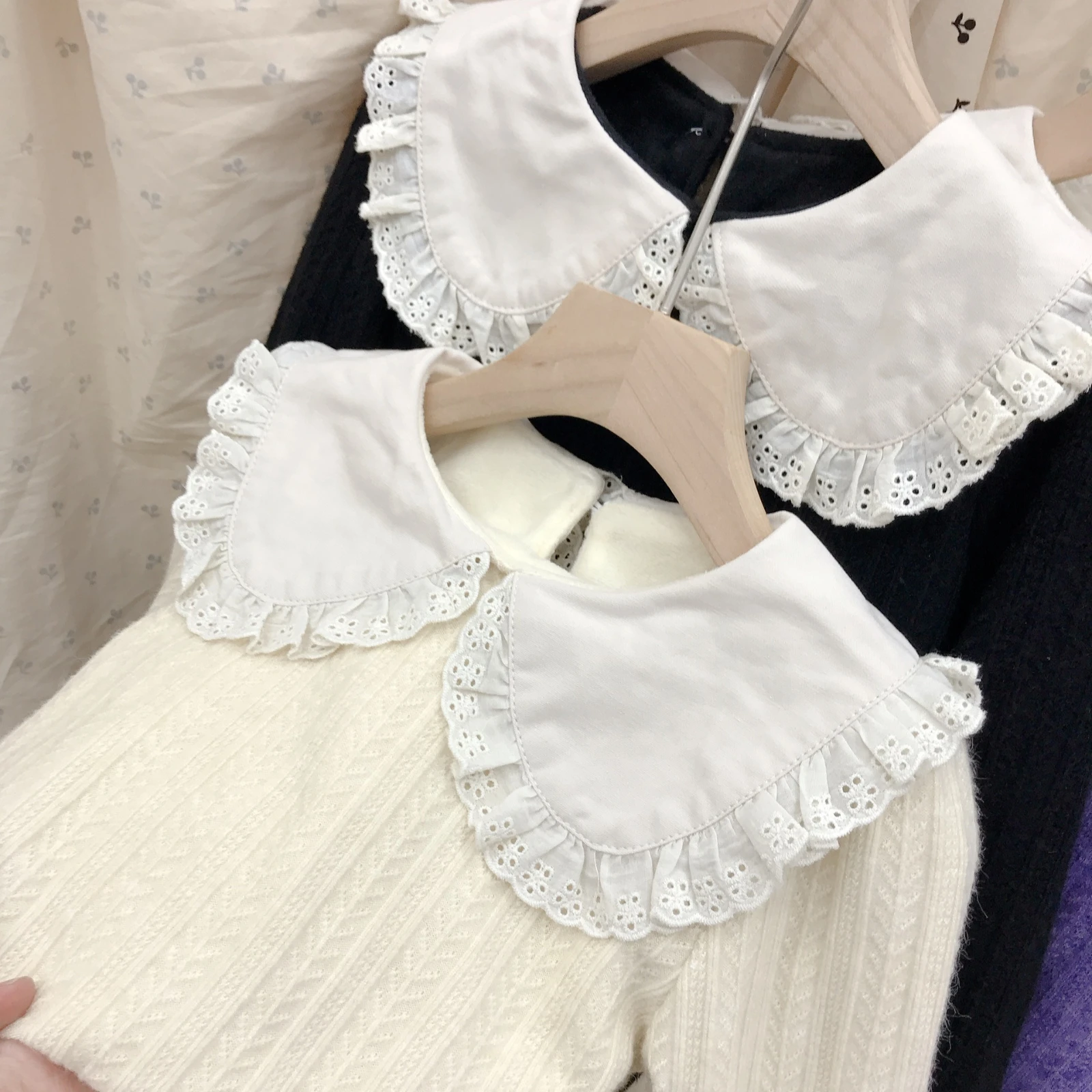 Children's Clothing Autumn Winter Baby Girls Thicken Tshirt Solid Cotton Lace Collar Tshirt For Girl Kids Velvet Bottoming Shirt
Children's Clothing Autumn Winter Baby Girls Thicken Tshirt Solid Cotton Lace Collar Tshirt For Girl Kids Velvet Bottoming Shirt