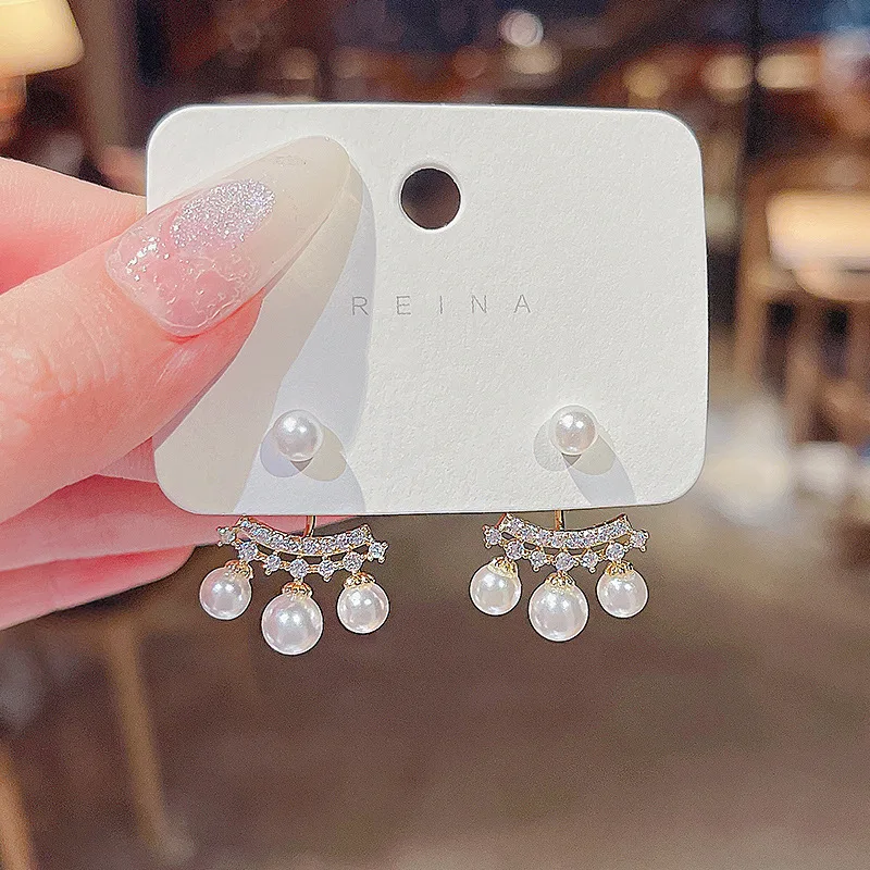 S925 Silver Needle Pearl Stud Earrings Women's Light Luxury Fashion Diamond Earrings Creative A Two Wear Earrings
S925 Silver Needle Pearl Stud Earrings Women's Light Luxury Fashion Diamond Earrings Creative A Two Wear Earrings