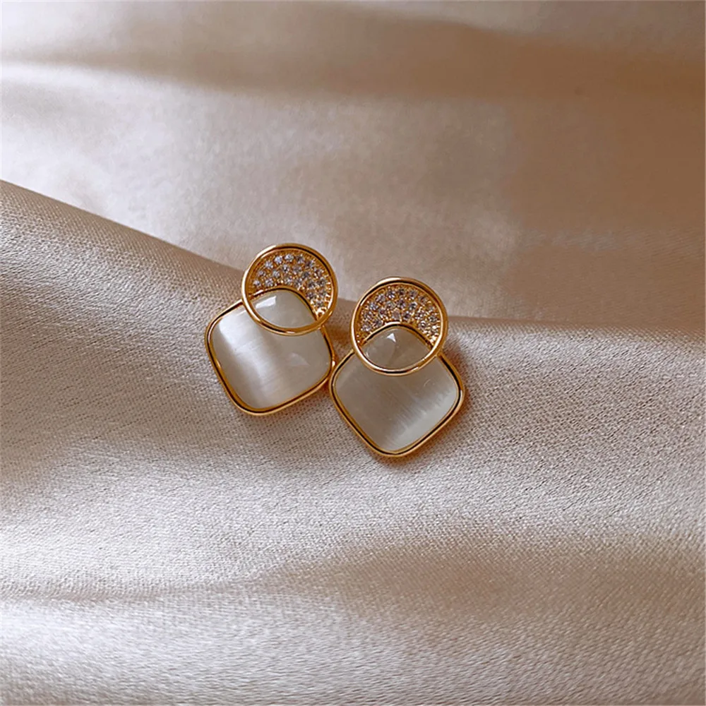 2020 Trend Fashion Simple Compact Square Zircon Stud Earrings For Women 925 Sterling Silver Fine Jewelry Female New Year Gifts
2020 Trend Fashion Simple Compact Square Zircon Stud Earrings For Women 925 Sterling Silver Fine Jewelry Female New Year Gifts