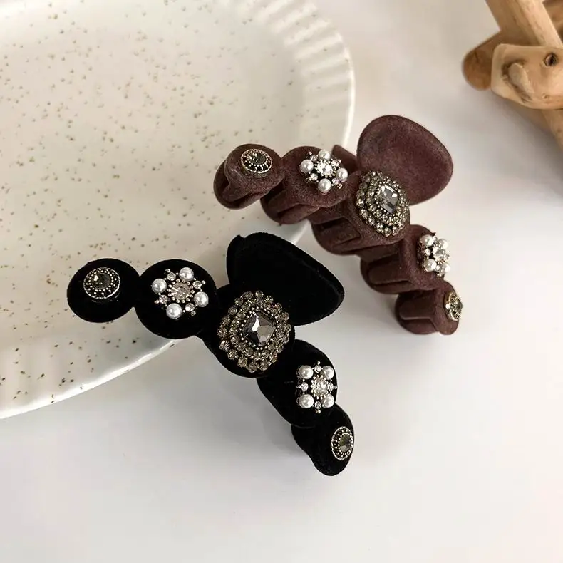 2021 Korean New Vintage Hair Claws Hair Accessories Velvet Cloth Crystal Pearl Big Hair Clips For Women Ponytail Holder
2021 Korean New Vintage Hair Claws Hair Accessories Velvet Cloth Crystal Pearl Big Hair Clips For Women Ponytail Holder