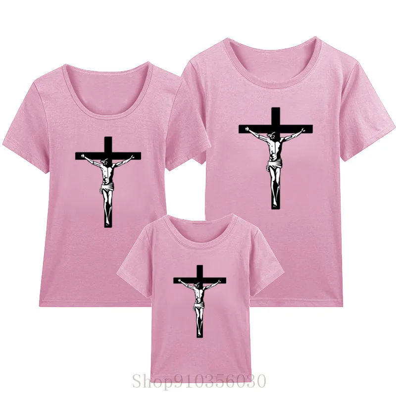 . Одинаковая одежда для мамы и дочки с рисунком в виде креста HD вектор Детская