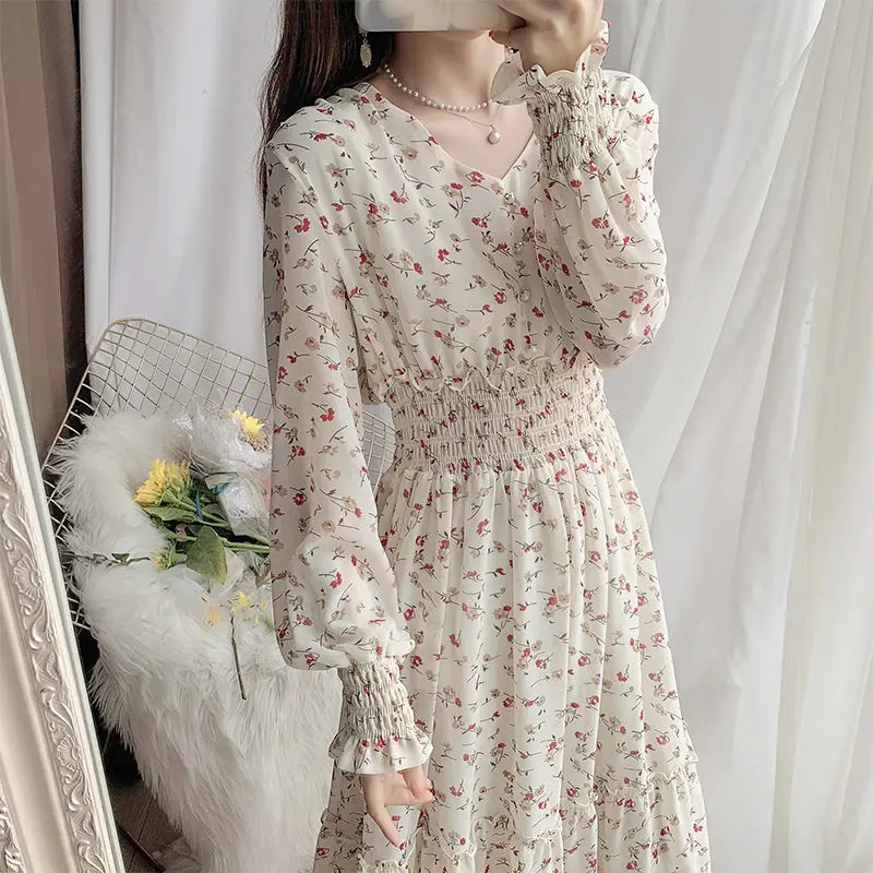 2020 Autumn Chiffon Dress Women Fresh Floral Printed Sweet Girl Dress Vintage V Neck Long Sleeve New Fairy Ruffle Hem Dress
2020 Autumn Chiffon Dress Women Fresh Floral Printed Sweet Girl Dress Vintage V Neck Long Sleeve New Fairy Ruffle Hem Dress