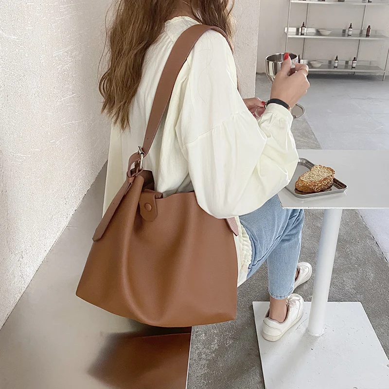 2021 ladies shoulder bag designer handbag luxury soft pu leather messenger bag retro handbag casual large capacity composite bag
2021 ladies shoulder bag designer handbag luxury soft pu leather messenger bag retro handbag casual large capacity composite bag