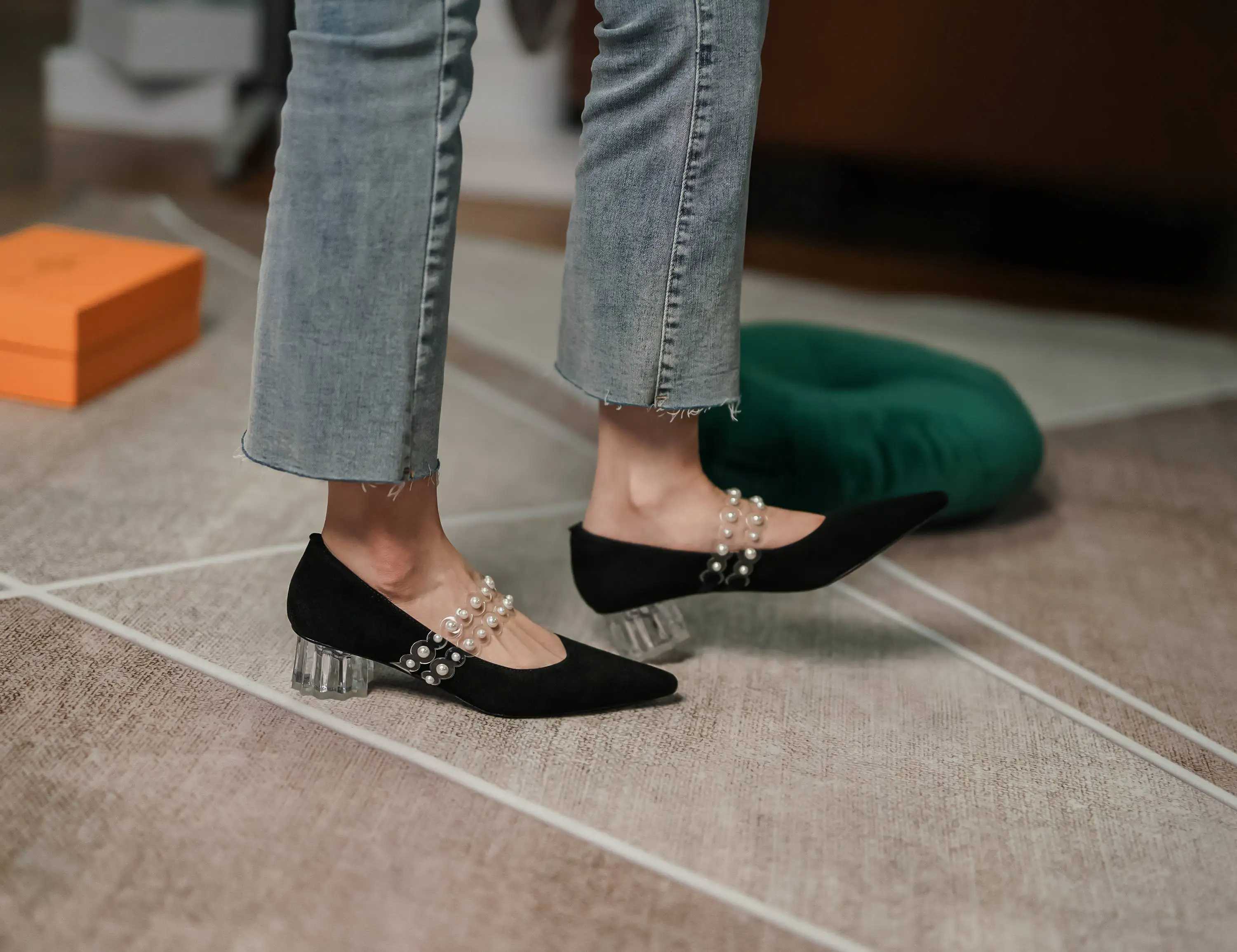 Lanxuryee gladiator sheep suede pearl decorations pointed toe med crystal heel slip on dating vintage charming women pumps L18
Lanxuryee gladiator sheep suede pearl decorations pointed toe med crystal heel slip on dating vintage charming women pumps L18