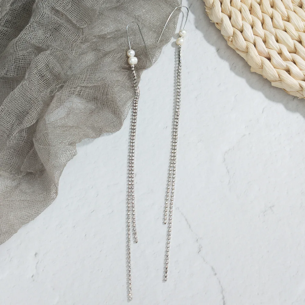 Korean temperament imitation pearl long earrings simple and versatile long alloy tassel earrings women
Korean temperament imitation pearl long earrings simple and versatile long alloy tassel earrings women
