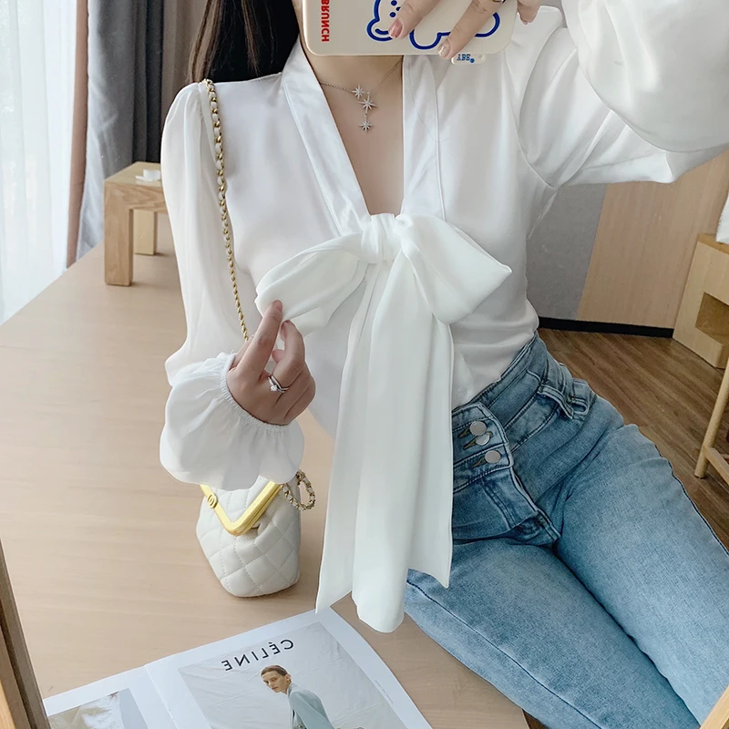 2021 autumn retro Korean ribbon shirt satin white V-neck big bow shirt women womens tops and blouses V-Neck Bow
2021 autumn retro Korean ribbon shirt satin white V-neck big bow shirt women womens tops and blouses V-Neck Bow