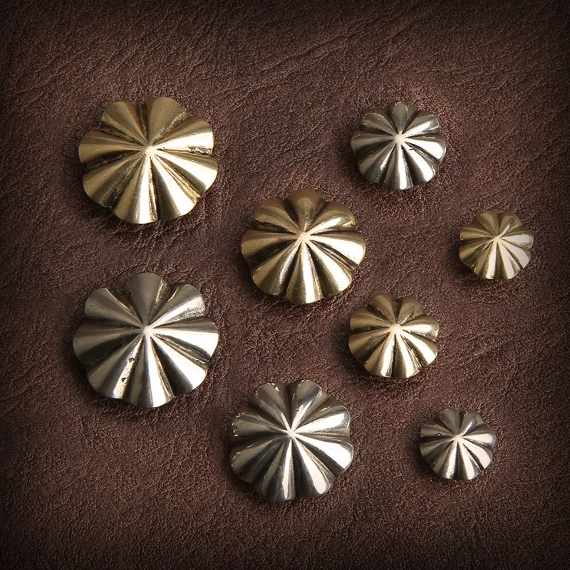 New brass buckles brass ornaments 9MM chrysanthemum nails chrysanthemum nails hand-made leather accessories.
New brass buckles brass ornaments 9MM chrysanthemum nails chrysanthemum nails hand-made leather accessories.