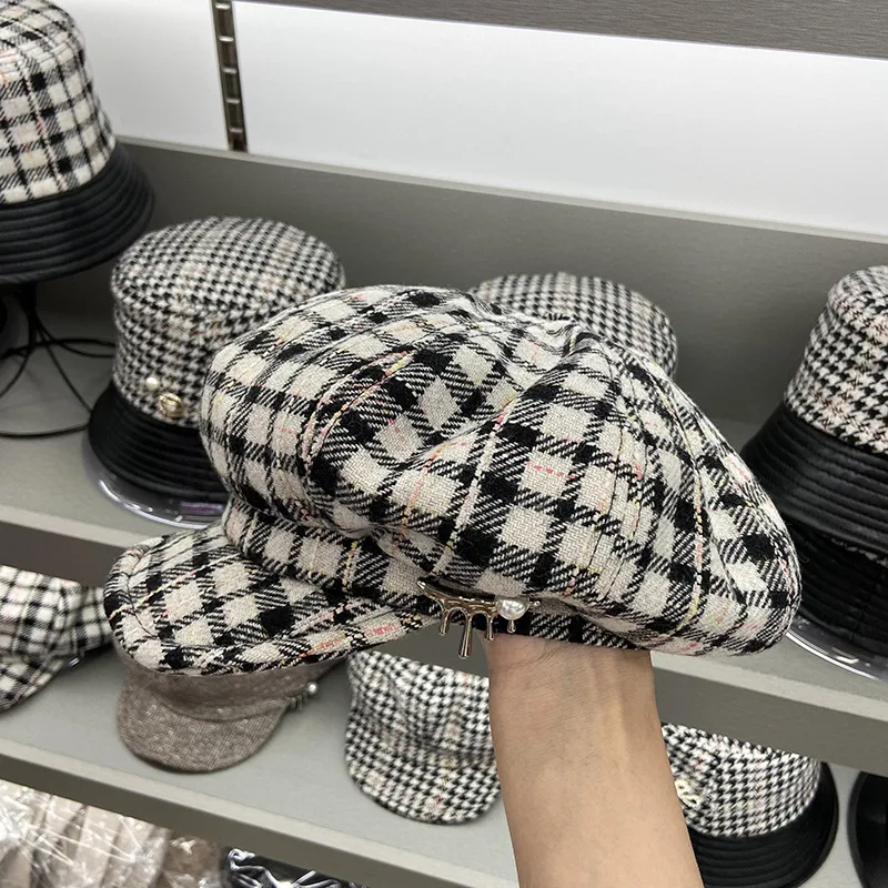 202111-2509209 autumn Fashionable cloud styling classic plaid pearl pin leisure lady Octagonal hat wocmen visors cap
202111-2509209 autumn Fashionable cloud styling classic plaid pearl pin leisure lady Octagonal hat wocmen visors cap