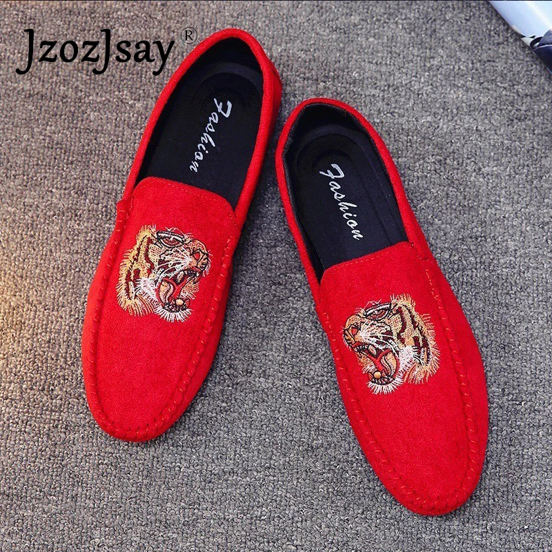 Fashion Brand 2020 New Spring Velvet Men Loafers Shoes Party Wedding Shoes Europe Style Tiger Embroidered Male Black Red Flats
Fashion Brand 2020 New Spring Velvet Men Loafers Shoes Party Wedding Shoes Europe Style Tiger Embroidered Male Black Red Flats
