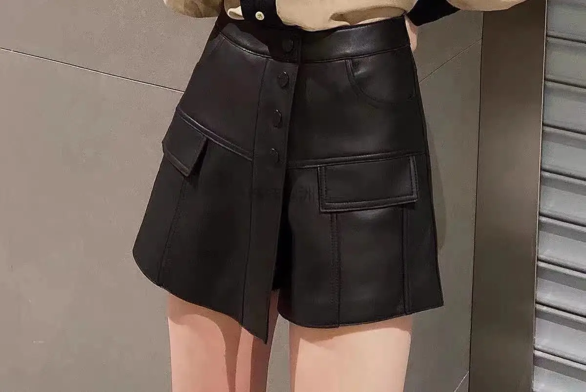 Fashion women Leather Shorts 2021 Runway Luxury famous Brand European Design party style women's Clothing
Fashion women Leather Shorts 2021 Runway Luxury famous Brand European Design party style women's Clothing