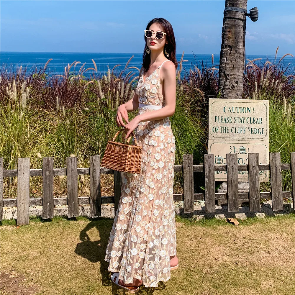 Luxury Dresses Spaghetti Strap Boho Flowers Embroidery Sundress Women Backless Sleeveless Vintage Beach Lace Sexy Runway Dresses 
Luxury Dresses Spaghetti Strap Boho Flowers Embroidery Sundress Women Backless Sleeveless Vintage Beach Lace Sexy Runway Dresses
