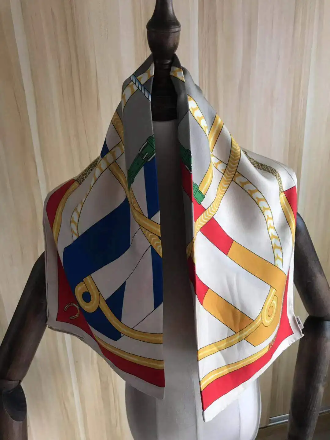 2021 new arrival fashion elegant brand chain 100% silk scarf 90*90 cm square shawl twill wrap for women lady girl
2021 new arrival fashion elegant brand chain 100% silk scarf 90*90 cm square shawl twill wrap for women lady girl