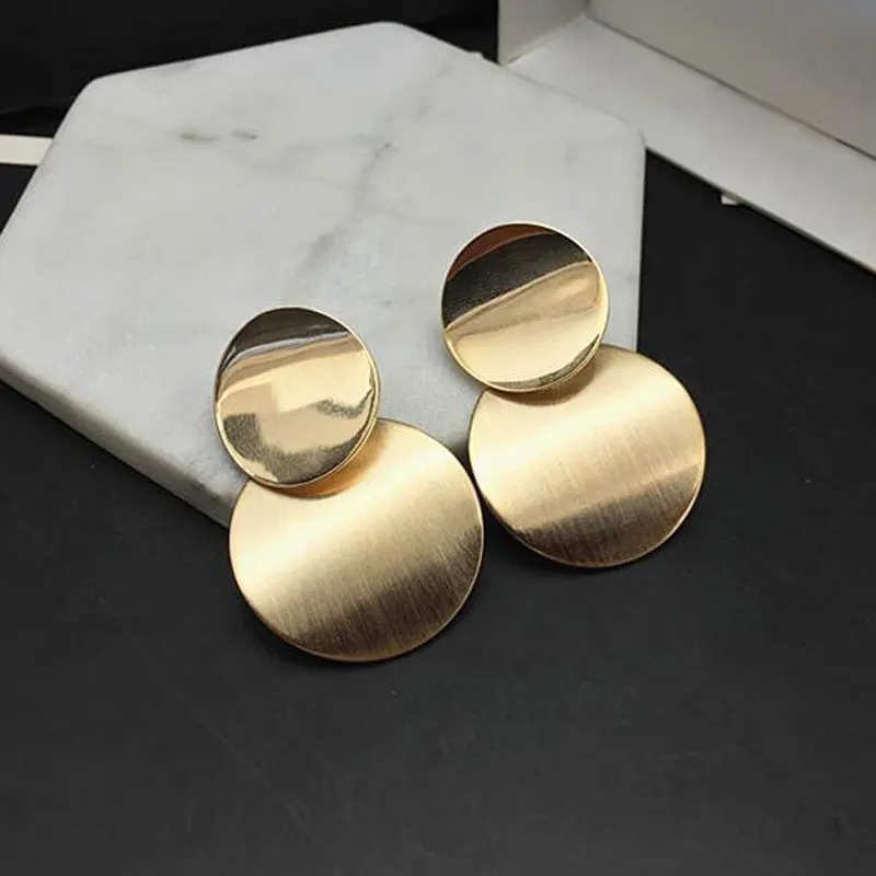 Retro simple metal disc hollow earrings geometric round earrings female personality wild fashion long earrings holiday gifts
Retro simple metal disc hollow earrings geometric round earrings female personality wild fashion long earrings holiday gifts