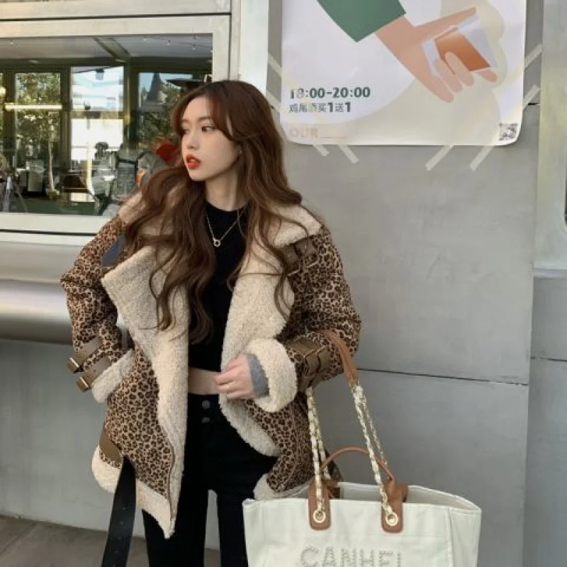 2021 fashion Korean winter leopard print stitching ins lamb wool motorcycle lapel thickened long-sleeved warm jacket female
2021 fashion Korean winter leopard print stitching ins lamb wool motorcycle lapel thickened long-sleeved warm jacket female