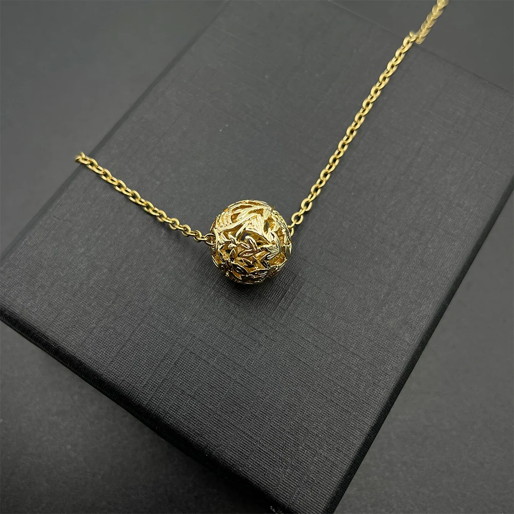 NOUMANDA Pretty Hollow Filigree Ball with Zircon Diamond Golden Geometric Necklace Pendant Collares para mujer
NOUMANDA Pretty Hollow Filigree Ball with Zircon Diamond Golden Geometric Necklace Pendant Collares para mujer