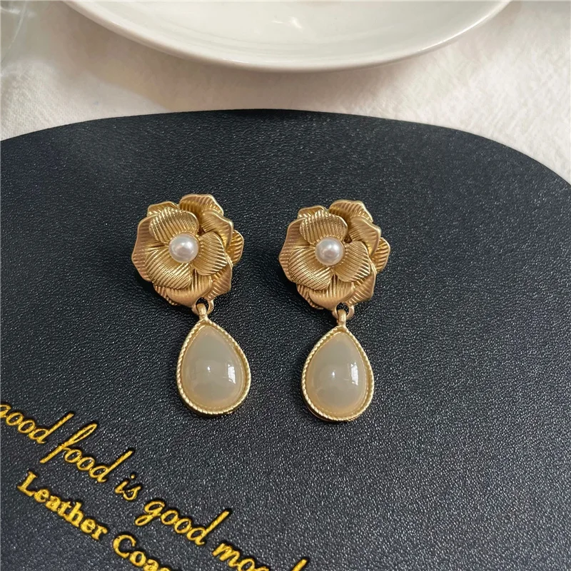 Big Brand Vintage Camellia CC Earrings Stud Earrings Charm Flower Earrings For Women Jewelry Girl Earring Accessories 2021
Big Brand Vintage Camellia CC Earrings Stud Earrings Charm Flower Earrings For Women Jewelry Girl Earring Accessories 2021