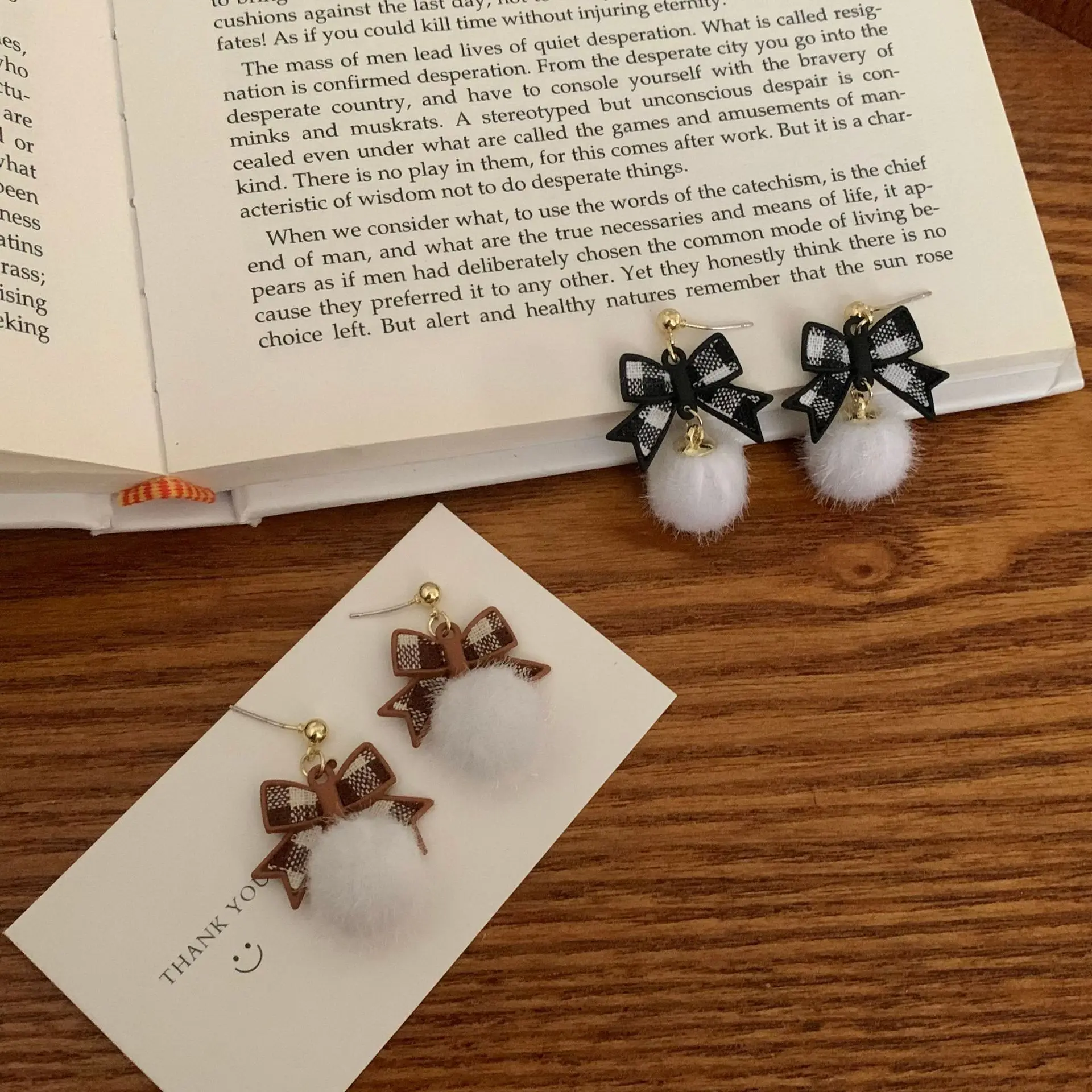 S925 Silver Needle Korean Autumn and Winter Lattice Bow Wool Ball Drop Earrings Temperament Fashion Retro Clip Earring for Women
S925 Silver Needle Korean Autumn and Winter Lattice Bow Wool Ball Drop Earrings Temperament Fashion Retro Clip Earring for Women