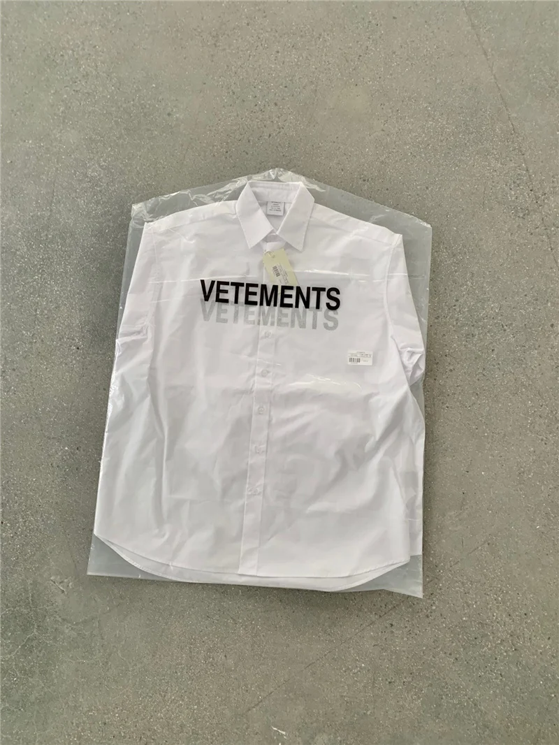 Рубашка VTM оверсайз с длинными рукавами для мужчин и женщин, слегка белая блузка с отложным воротником, с мерцающими надписями, 1:1
Рубашка VTM оверсайз с длинными рукавами для мужчин и женщин, слегка белая блузка с отложным воротником, с мерцающими надписями, 1:1