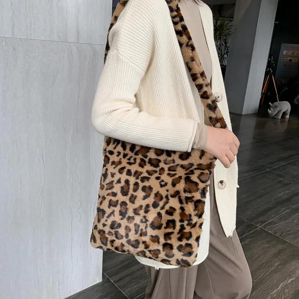 Retro Leopard Print Crossbody Bags for Women 2020 Autumn Winter Plush Soft Shoulder Messenger Handbag Bag Fluffy Warm Fur Bag
Retro Leopard Print Crossbody Bags for Women 2020 Autumn Winter Plush Soft Shoulder Messenger Handbag Bag Fluffy Warm Fur Bag