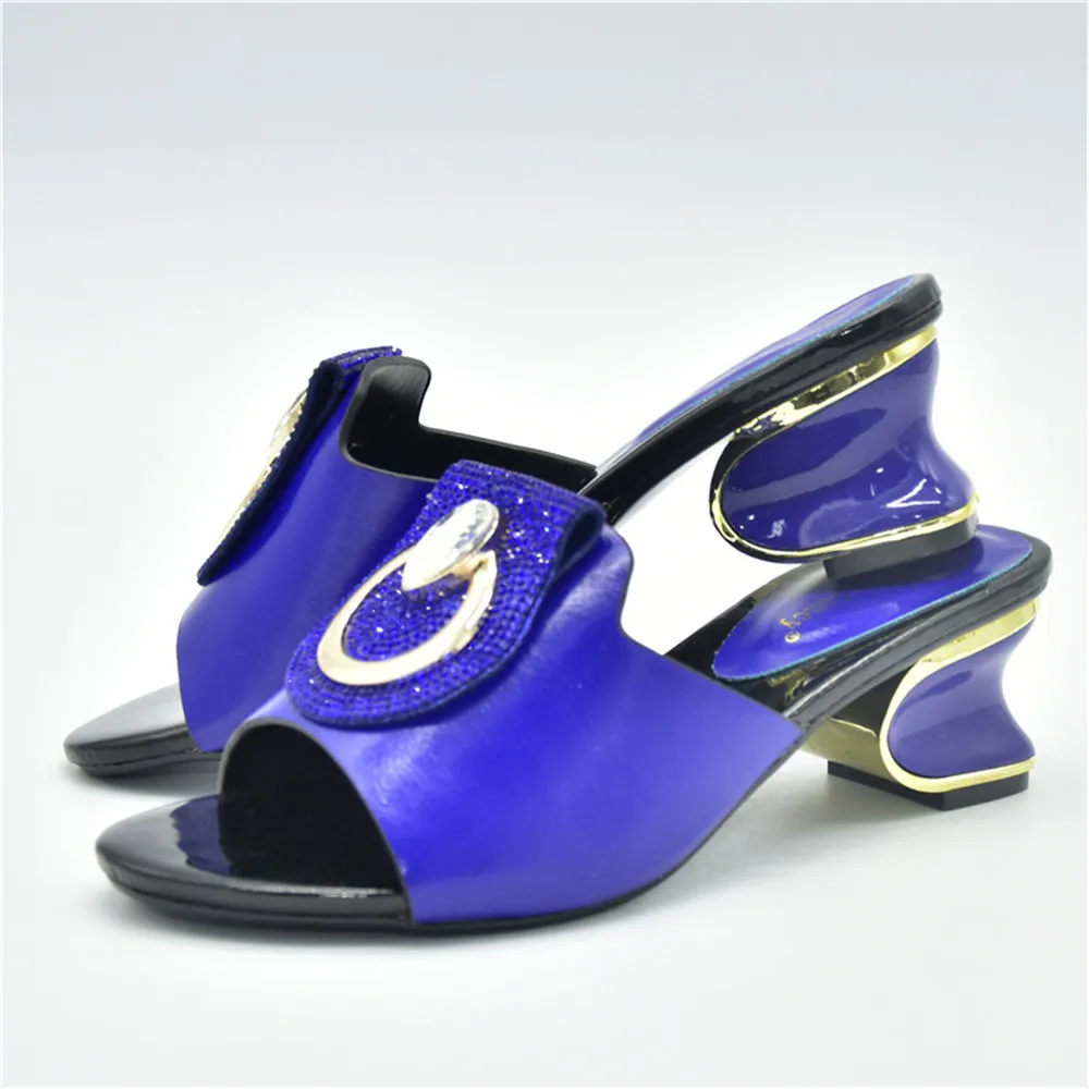 Slippers Beautiful 2021 New Fashion Italian Ladies For Parties Rhinestoen Women Wedding Shoes High Quality Slip on Plus Size 43
Slippers Beautiful 2021 New Fashion Italian Ladies For Parties Rhinestoen Women Wedding Shoes High Quality Slip on Plus Size 43