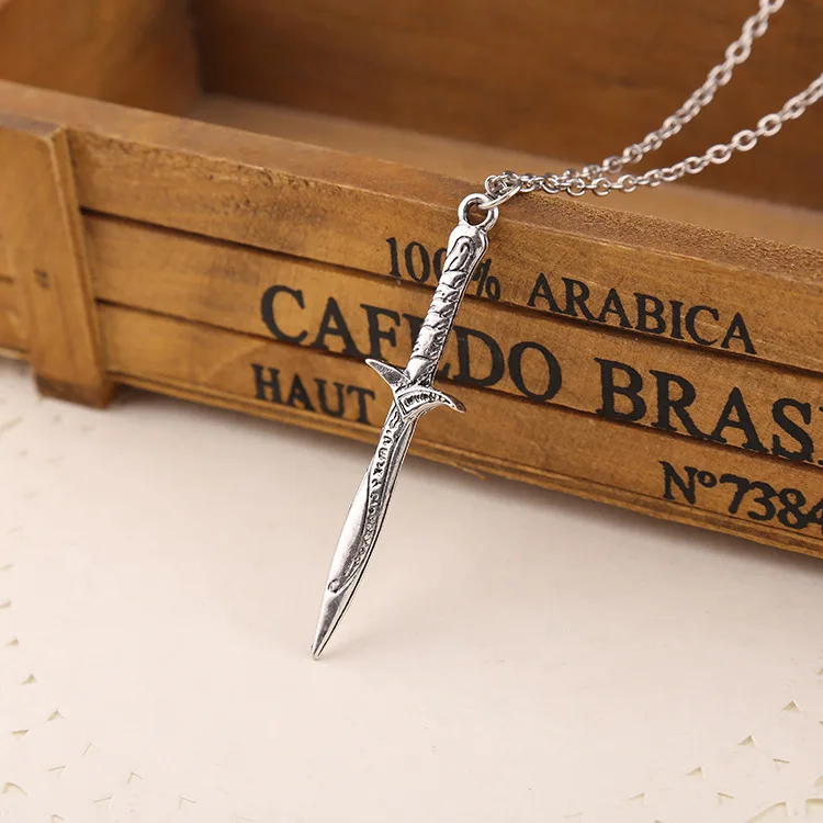 Retro Movie Jewelry Wholesale Sword Weapon Necklace Frodo Bilbo Baggins Sting Ancient Elvish Blade Sword Rapier Antique Silver C
Retro Movie Jewelry Wholesale Sword Weapon Necklace Frodo Bilbo Baggins Sting Ancient Elvish Blade Sword Rapier Antique Silver C