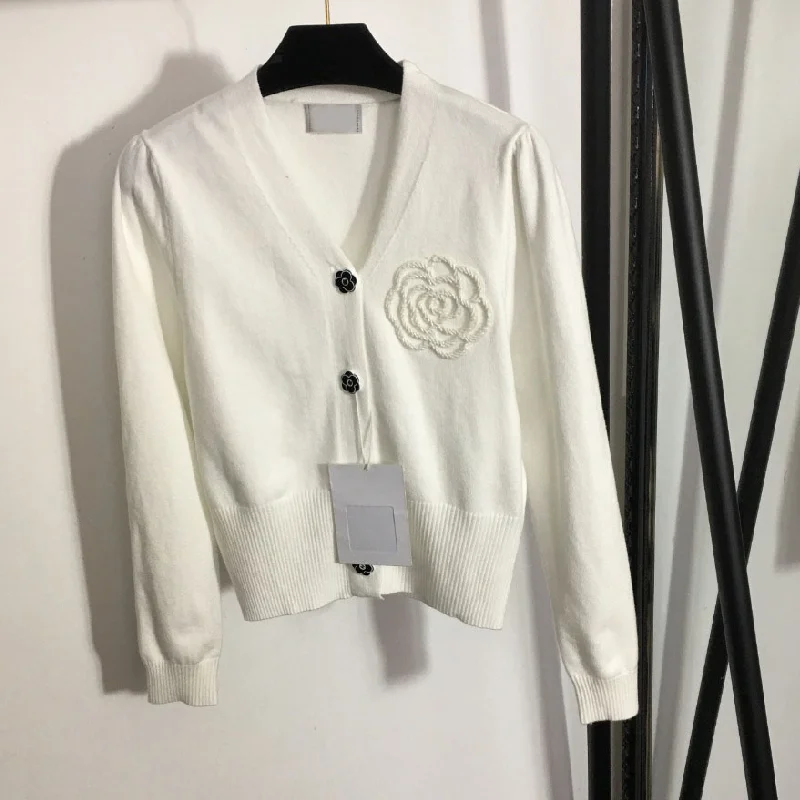 2021 Luxury Design Women's new style cardigan nail Zhushan Camellia single breasted V-Neck long sleeve knitted cardigan coat
2021 Luxury Design Women's new style cardigan nail Zhushan Camellia single breasted V-Neck long sleeve knitted cardigan coat