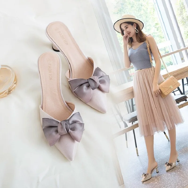 Large Size 34-40 Gentle And Elegant Ladies Slippers Spring And Autumn New Sweet Bow Stiletto Heel Casual Baotou Half Drag.
Large Size 34-40 Gentle And Elegant Ladies Slippers Spring And Autumn New Sweet Bow Stiletto Heel Casual Baotou Half Drag.