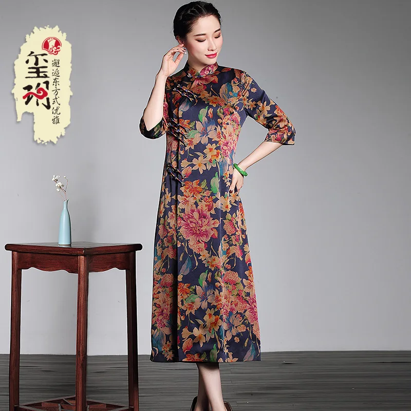 Xiyue autumn 2020 New Retro Xiangyun gauze silk medium length Chinese style mother cheongsam dress 
Xiyue autumn 2020 New Retro Xiangyun gauze silk medium length Chinese style mother cheongsam dress