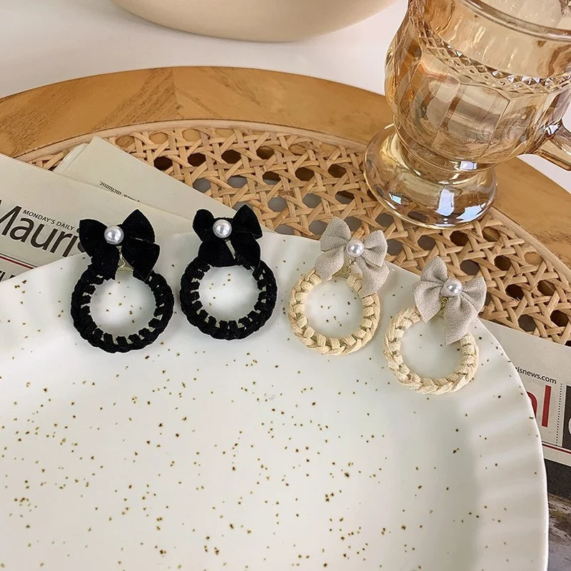 LOVOACC Korean Fashion Black White Chammy Hollow Bowknot Drop Dangle Earring for Women White Faux Pearl Round Earring Jewelry
LOVOACC Korean Fashion Black White Chammy Hollow Bowknot Drop Dangle Earring for Women White Faux Pearl Round Earring Jewelry