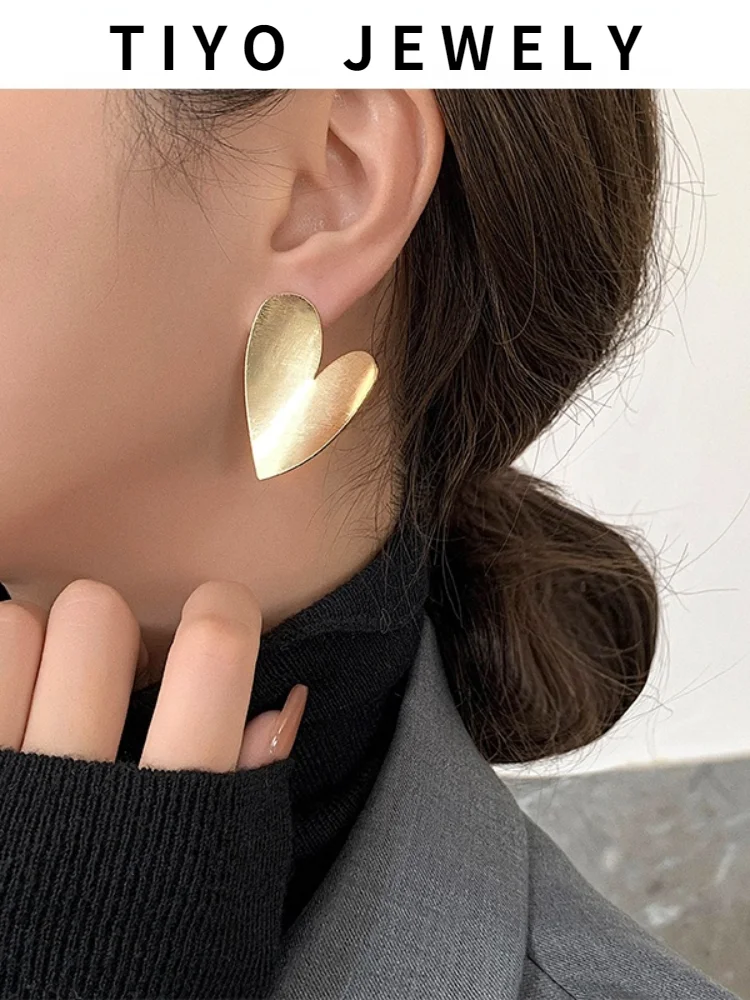 TIYO Fashion Jewelry Heart Earrings Popular Design Hot Selling Golden Silvery Plated Metal Drop Earrings For Women Party Gifts
TIYO Fashion Jewelry Heart Earrings Popular Design Hot Selling Golden Silvery Plated Metal Drop Earrings For Women Party Gifts