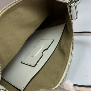 Ladies bag 2021 new cowhide handbag high-quality texture shoulder bag leisurely comfortable fashion all-match female bag
Ladies bag 2021 new cowhide handbag high-quality texture shoulder bag leisurely comfortable fashion all-match female bag