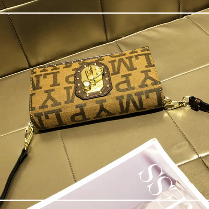 Genuine Leather 2021 New Fashion All-match Small Square Bag Retro Letter Printing High-quality Shoulder Diagonal Bag Sac Luxe
Genuine Leather 2021 New Fashion All-match Small Square Bag Retro Letter Printing High-quality Shoulder Diagonal Bag Sac Luxe