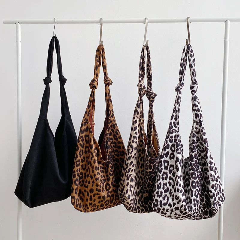 Classic Vintage Charm Large Capacity Plush Version Women's Bag Fashion Design Leopard Tote Bag Trend
Classic Vintage Charm Large Capacity Plush Version Women's Bag Fashion Design Leopard Tote Bag Trend