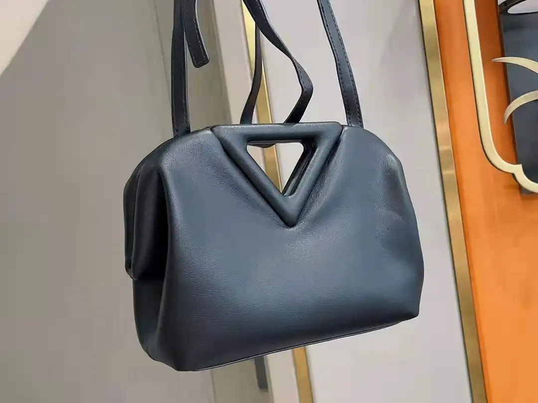 High-quality 2021 brand new inverted THE TRIANGLE portable leather clip candy color cloud bag single shoulder messenger hand bag
High-quality 2021 brand new inverted THE TRIANGLE portable leather clip candy color cloud bag single shoulder messenger hand bag