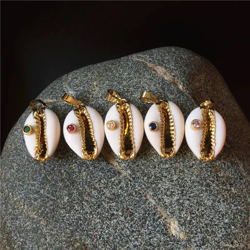 FUWO Natural Cowrie Pendant With Gold Zircon Charm High Quality Gold Electroplated Sea Shell Jewelry Supplies Wholesale PD606
FUWO Natural Cowrie Pendant With Gold Zircon Charm High Quality Gold Electroplated Sea Shell Jewelry Supplies Wholesale PD606