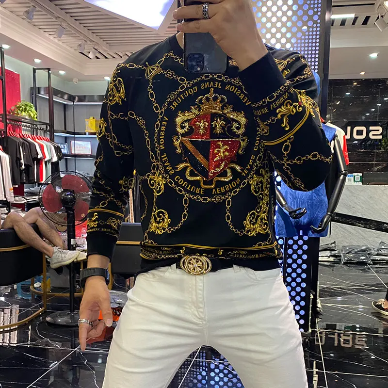 Black Gold Mens T Shirts Fall 2021 Spring Personality Baroque Trend Tee Shirt Homme Luxury Print Badge Hot Drill Tshirt For Men
Black Gold Mens T Shirts Fall 2021 Spring Personality Baroque Trend Tee Shirt Homme Luxury Print Badge Hot Drill Tshirt For Men