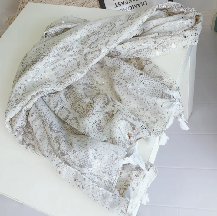 New cotton and linen scarf women's spring and summer decoration thin silk scarf shawl White
New cotton and linen scarf women's spring and summer decoration thin silk scarf shawl White