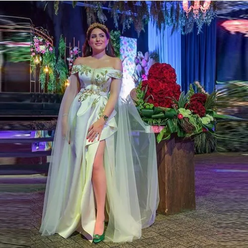 Arabic Wedding Dresses With Tulle Shawl Floor Length Long Split Bridal Dress Luxury Dubai Flower Embroidery Bridal Gowns
Arabic Wedding Dresses With Tulle Shawl Floor Length Long Split Bridal Dress Luxury Dubai Flower Embroidery Bridal Gowns