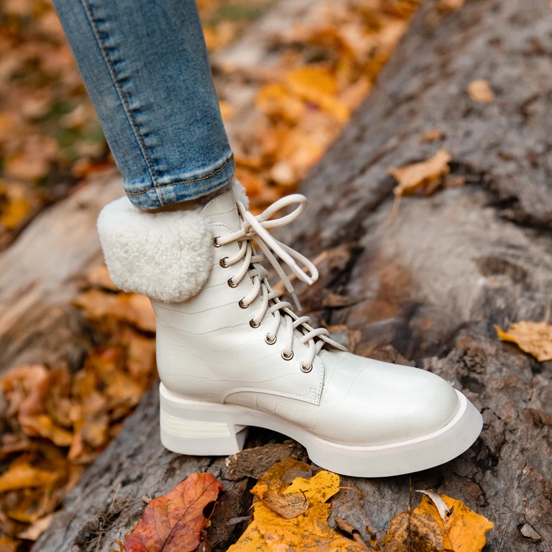 Кожаные Ботинки Martin женские зимние сапоги Новинка Зима 2021 утолщенные короткие сапоги на толстой подошве со шнуровкой на меху теплая шерстя... 
Кожаные Ботинки Martin женские зимние сапоги Новинка Зима 2021 утолщенные короткие сапоги на толстой подошве со шнуровкой на меху теплая шерстя...