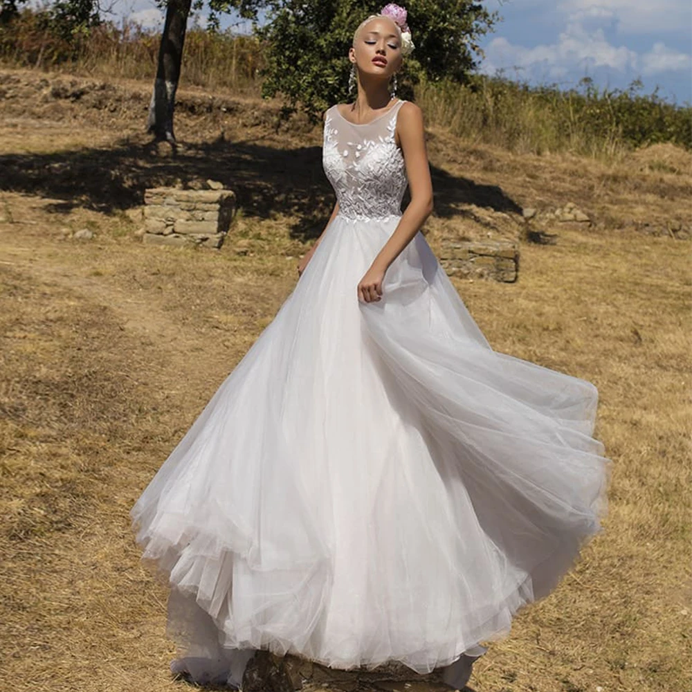 Classical A-Line Wedding Gowns Tulle Appliques Lace Sleeveless O-Neck Illusion Buton Back Design Bridal Dresses Robe De Mariée
Classical A-Line Wedding Gowns Tulle Appliques Lace Sleeveless O-Neck Illusion Buton Back Design Bridal Dresses Robe De Mariée