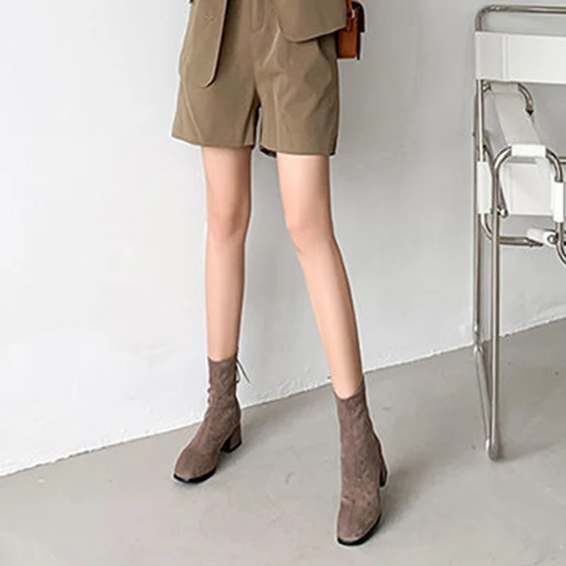 Spring New Women's Short Boots Casual Women's Leather Velvet Elastic Boots Square Heel Fashion Large Women's Single Boots
Spring New Women's Short Boots Casual Women's Leather Velvet Elastic Boots Square Heel Fashion Large Women's Single Boots