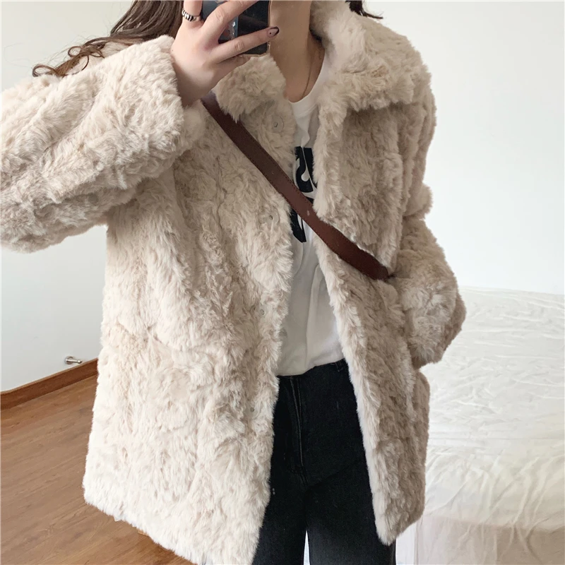 Women Winter Beige Loose Short Faux Fur Jacket Coat Turn-down Collar Button Up Thicken Warm Straight Overcoat Outerwear
Women Winter Beige Loose Short Faux Fur Jacket Coat Turn-down Collar Button Up Thicken Warm Straight Overcoat Outerwear