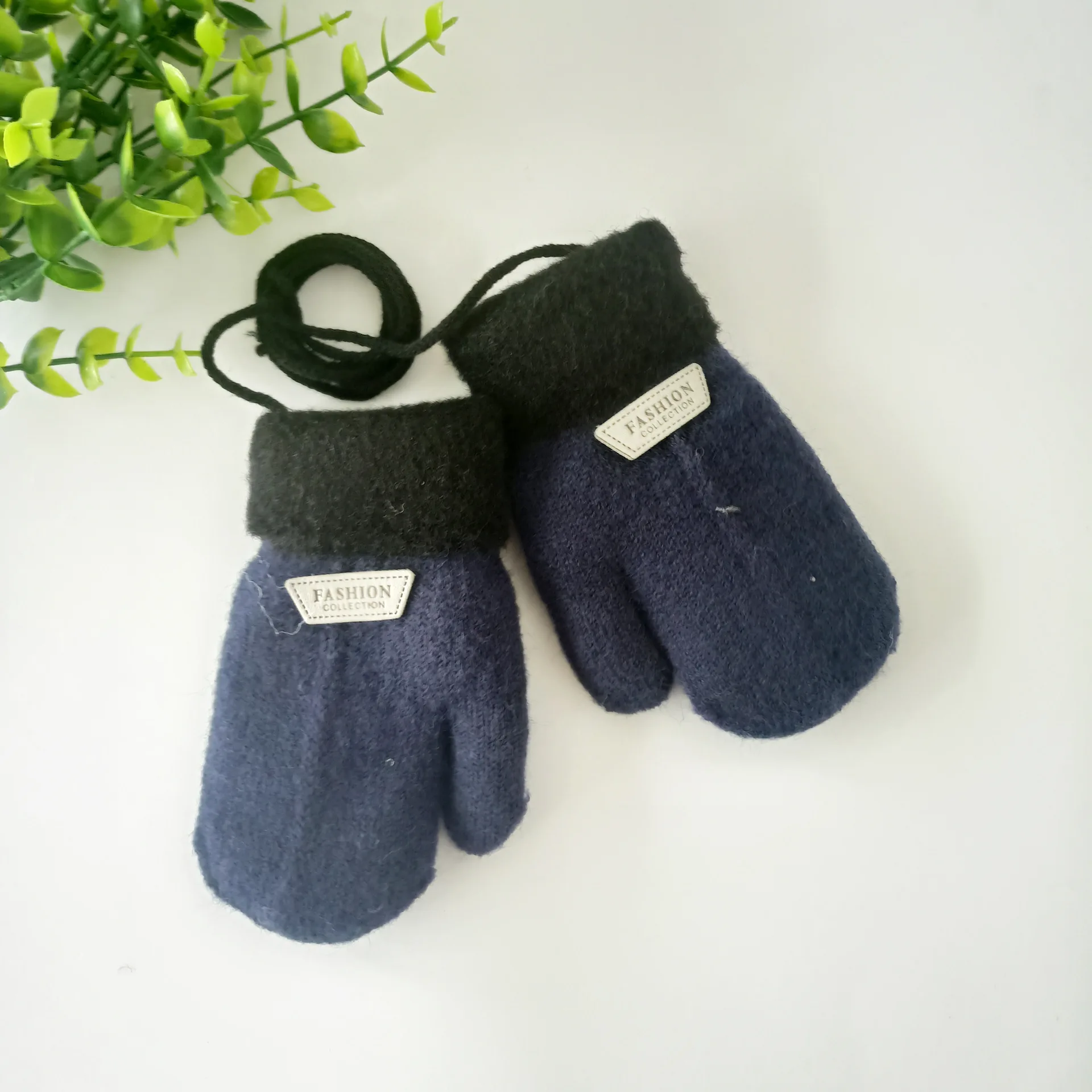2-5-year-old children's gloves cartoon hanging neck Plush thick gloves girls' outdoor cold proof warm knitted gloves 
2-5-year-old children's gloves cartoon hanging neck Plush thick gloves girls' outdoor cold proof warm knitted gloves