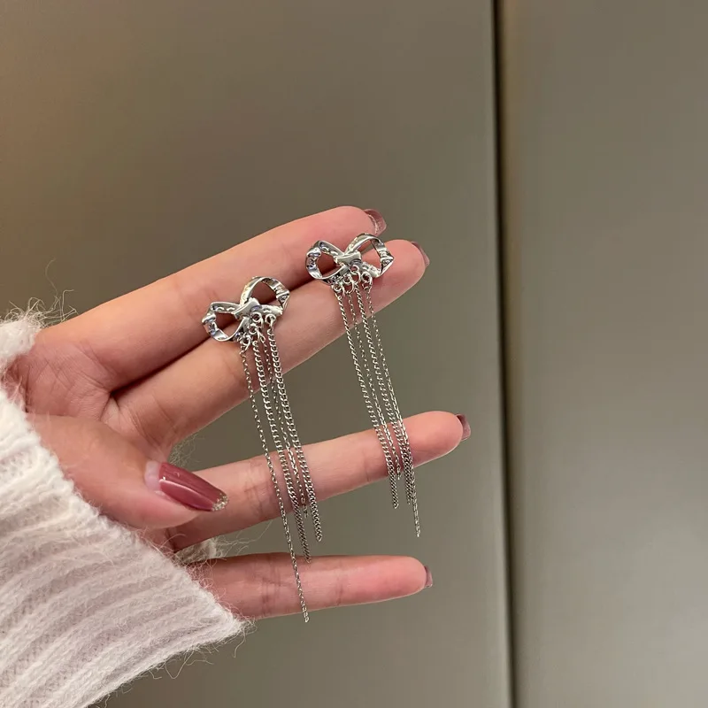 Металлические длинные висячие серьги с бантом для женщин
Металлические длинные висячие серьги с бантом для женщин