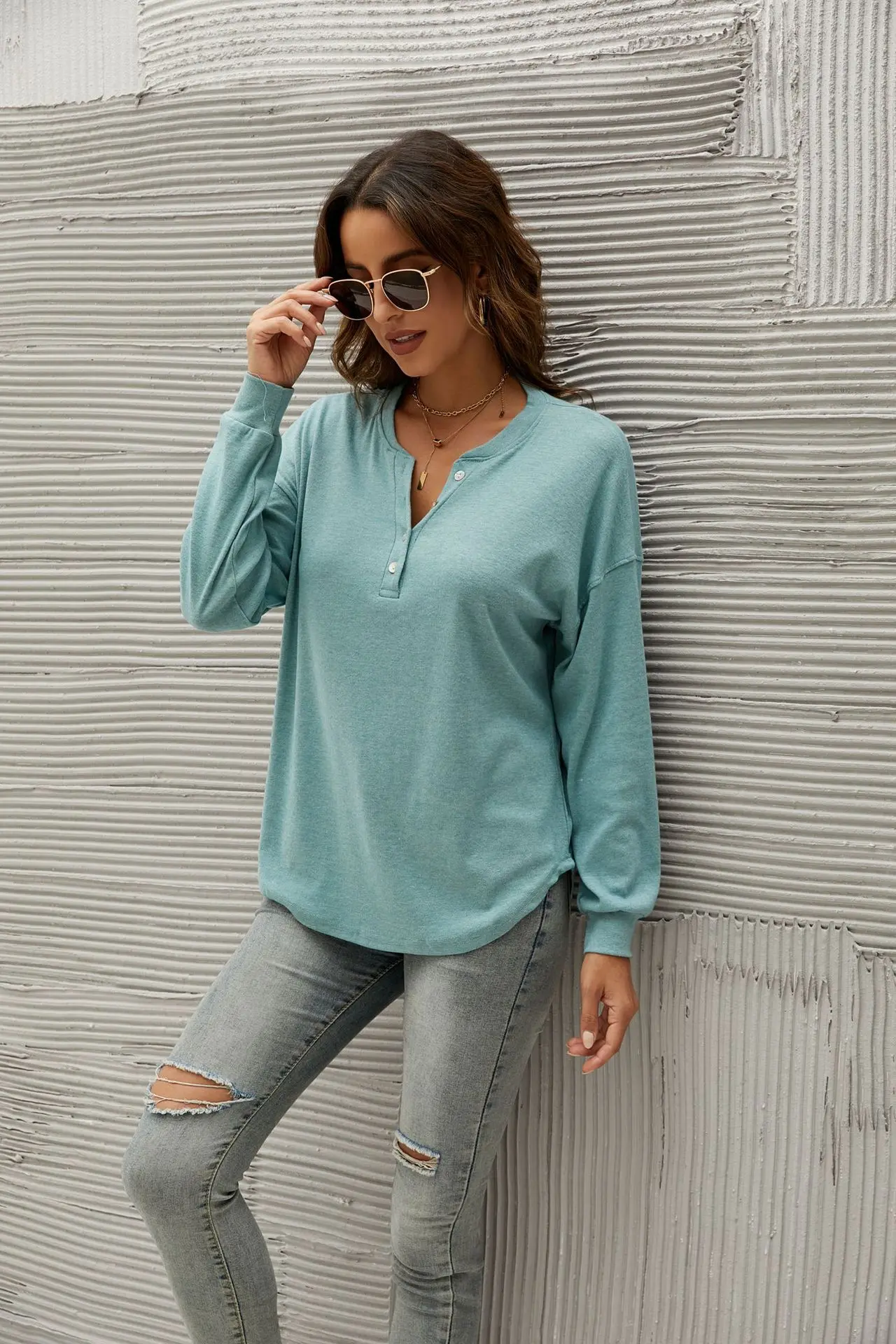 Autumn striped printed T-shirt women's casual long-sleeved round neck button T-shirt tops fashion hedging straight T-shirt
Autumn striped printed T-shirt women's casual long-sleeved round neck button T-shirt tops fashion hedging straight T-shirt