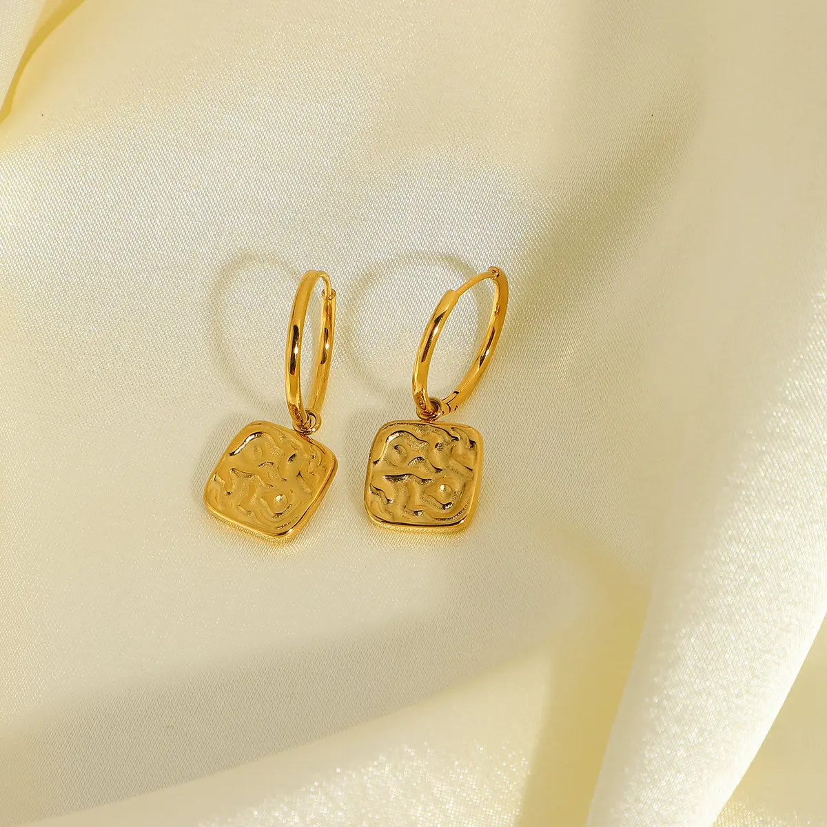 18K Gold Plated Stainless Steel Earrings Rectangle Shaped Jewelry Square Relief Pendant Earrings
18K Gold Plated Stainless Steel Earrings Rectangle Shaped Jewelry Square Relief Pendant Earrings